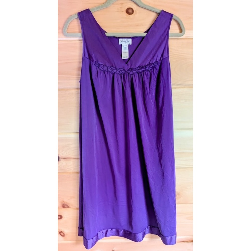 Vanity Fair Nightgown M Flowy Babydoll Silky Embroidered Luxurious Classic